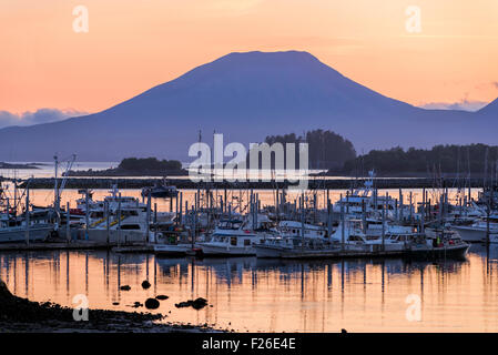 Mt. E Edgecumbe Eliason del porto al tramonto, Sitka, Alaska. Foto Stock