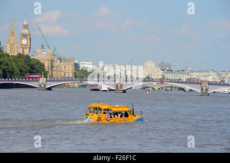 Londra, UK,11/09/2015 London Duck Tours al lavoro il trasporto di turisti sulla giornata di sole sul Tamigi.DUKW,o,d'anatra è di sei ruote motrici carrello anfibio prima ci ha fatto mid-1940s.21.000 sono state prodotte per l'uso durante la Seconda Guerra Mondiale per spostare materiali degli uomini a terra.serve anche sul D-Day Normandia sbarchi,dove il 40% fornisce sbarcati sulle spiagge sono stati portati da DUKWs.rimasero servizio con British altri eserciti in 1970s. Foto Stock