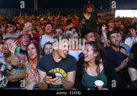 Isola di Wight, Hampshire sabato 12 settembre 2015 la potenza dell amore conservati il tempo umido presso la baia come il sole splendeva giù sul Robin Hill oggi (sabato) per la terza giornata di Bestival 2015, con l'estate di amore tema veramente risplende attraverso con l'annuale festa in costume. Il clou della giornata per molti è stata la televisione leggende i chuckle Fratelli che ha intrattenuto la folla nel pranzo-out Big Top questo pomeriggio. Vi è abbondanza di me-a-Si di azione e Paolo afferrato un selfie con il pubblico durante i venti minuti di set. Credito: uknip/Alamy Live News Foto Stock