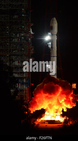 Xichang, cinese della provincia di Sichuan. Xii Sep, 2015. Una lunga marcia-3B razzo vettore portante una tecnologia di comunicazione via satellite sperimentale vola in cielo al Xichang Satellite Launch Center di Xichang, a sud-ovest della Cina di provincia di Sichuan, Sett. 12, 2015. Il satellite sarà principalmente utilizzato per condurre un test sul valore di Ka di frequenza in banda di comunicazione a banda larga. © Bai Yu/Xinhua/Alamy Live News Foto Stock