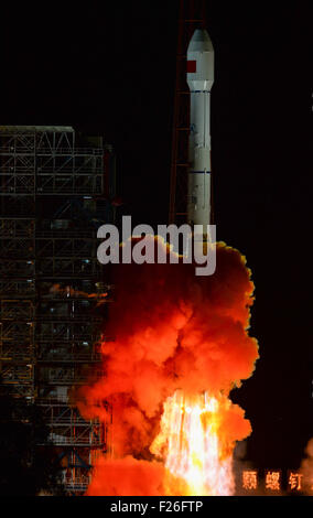 Xichang, cinese della provincia di Sichuan. Xii Sep, 2015. Una lunga marcia-3B razzo vettore portante una tecnologia di comunicazione via satellite sperimentale vola in cielo al Xichang Satellite Launch Center di Xichang, a sud-ovest della Cina di provincia di Sichuan, Sett. 12, 2015. Il satellite sarà principalmente utilizzato per condurre un test sul valore di Ka di frequenza in banda di comunicazione a banda larga. © Bai Yu/Xinhua/Alamy Live News Foto Stock