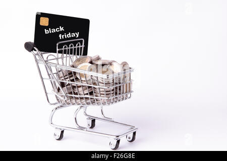 Carrello spesa piena di monete con una carta di credito e la tagline del venerdì nero Foto Stock