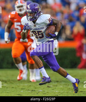 Gainesville, FL, Stati Uniti d'America. Xii Sep, 2015. : Est Carolina pirati wide receiver Davon Grayson (85) corre la palla dopo un fermo contro Florida durante la prima metà del NCAA Football azione presso la University of Florida. Gary McCullough/CSM/Alamy Live News Foto Stock