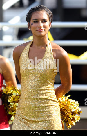 Settembre 12, 2015; Chestnut Hill, MA, USA; un Boston College Eagles ballerina guarda il NCAA Football gioco tra il Boston College Eagles e Howard Bison a Alumni Stadium. Il Boston College sconfitto Howard 76-0. Anthony Nesmith/Cal Sport Media Foto Stock