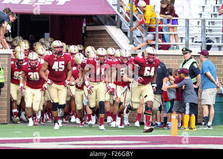 Settembre 12, 2015; Chestnut Hill, MA, USA; il Boston College Eagles scendere in campo per la seconda metà del NCAA Football gioco tra il Boston College Eagles e Howard Bison a Alumni Stadium. Il Boston College sconfitto Howard 76-0. Anthony Nesmith/Cal Sport Media Foto Stock