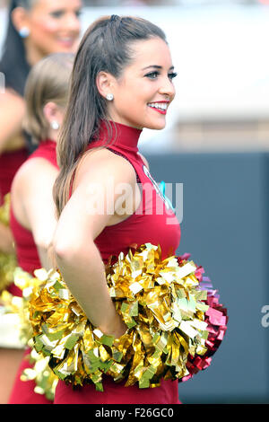 Settembre 12, 2015; Chestnut Hill, MA, USA; un Boston College Eagles cheerleader sorrisi durante il NCAA Football gioco tra il Boston College Eagles e Howard Bison a Alumni Stadium. Il Boston College sconfitto Howard 76-0. Anthony Nesmith/Cal Sport Media Foto Stock