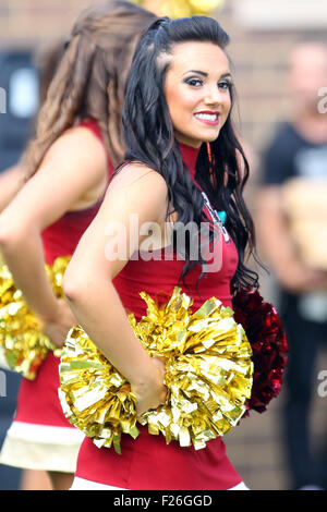 Settembre 12, 2015; Chestnut Hill, MA, USA; un Boston College Eagles cheerleader sorrisi durante il NCAA Football gioco tra il Boston College Eagles e Howard Bison a Alumni Stadium. Il Boston College sconfitto Howard 76-0. Anthony Nesmith/Cal Sport Media Foto Stock