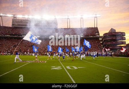 Columbia nella Carolina del Sud, Stati Uniti d'America. Xii Sep, 2015. Il team del Kentucky è venuto sul campo come Kentucky ha giocato nella Carolina del Sud sabato 12 settembre 2015 in Columbia, SC. Foto di Mark Cornelison | Staff © Lexington Herald-Leader/ZUMA filo/Alamy Live News Foto Stock