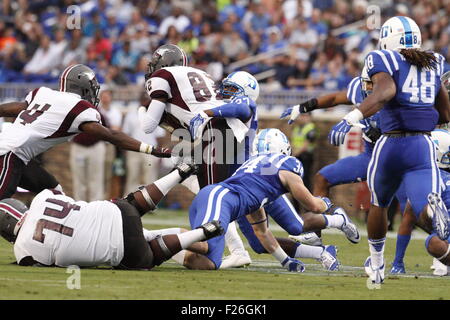 Durham, NC, Stati Uniti d'America. Xii Sep, 2015. Armani Lanier (82) del North Carolina aquile centrale viene avvolto dal DeVon Edwards (27) del duca diavoli blu durante il NCAA Football match tra il NC aquile centrale e il duca diavoli blu presso lo Stadio Wallace Wade in Durham, NC. Scott Kinser/CSM/Alamy Live News Foto Stock