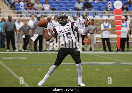 Durham, NC, Stati Uniti d'America. Xii Sep, 2015. Malcolm campana (15) della North Carolina Central aquile scende nel primo trimestre del NCAA Football match tra il NC aquile centrale e il duca diavoli blu presso lo Stadio Wallace Wade in Durham, NC. Scott Kinser/CSM/Alamy Live News Foto Stock