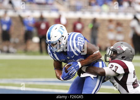 Durham, NC, Stati Uniti d'America. Xii Sep, 2015. Shaquille Powell (28) del duca diavoli blu trascina Theo Livingston (23) della Carolina del Nord e Centrale per le aquile cantieri extra nella NCAA Football match tra il NC aquile centrale e il duca diavoli blu presso lo Stadio Wallace Wade in Durham, NC. Scott Kinser/CSM/Alamy Live News Foto Stock