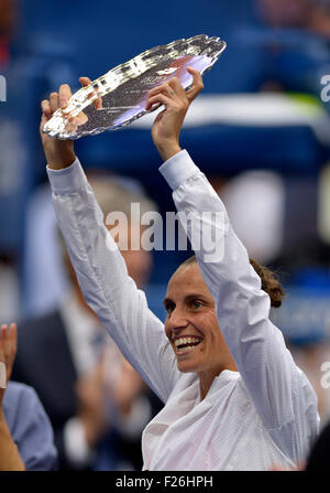 (1509013) -- NEW YORK, settembre13, 2015(Xinhua) -- Roberta Vinci di Italia partecipa alla cerimonia di premiazione per il singolare femminile partita finale al 2015 US Open in New York, Stati Uniti, Sett. 12, 2015. Vinci perso per il suo connazionale Flavia PENNETTA 0-2 in finale. (Xinhua/Yin Bogu) Foto Stock