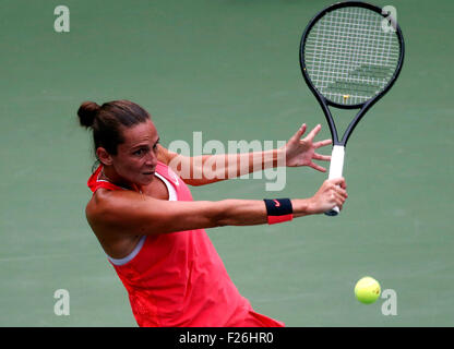 (1509013) -- NEW YORK, settembre13, 2015(Xinhua) -- Roberta Vinci di Italia restituisce il colpo per il suo connazionale Flavia PENNETTA durante il singolare femminile partita finale al 2015 US Open in New York, Stati Uniti, Sett. 12, 2015. Vinci perso a Flavia PENNETTA 0-2 in finale. (Xinhua/Qin Lang) Foto Stock