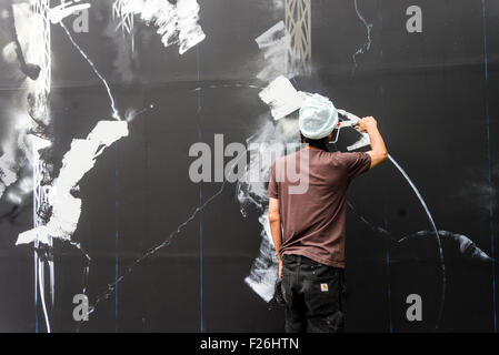 New York, NY 12 Settembre 2015 - Futura (aka Lenny McGurr, Futura 2000) crea un nuovo pezzo presso il Bowery murale ©Stacy Rosenstock Walsh/Alamy Foto Stock