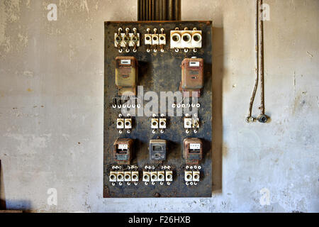 Il pannello elettrico in abbandonato il diamante di Ghost Town di Kolmanskop in Namibia, che si sta lentamente inghiottito dal deserto. Foto Stock