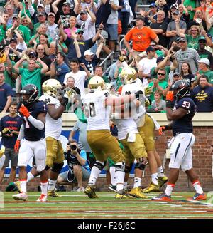 Charlottesville, Virginia, Stati Uniti d'America. 12 Settembre, 2015. Il Notre Dame Fighting Irish celebrare dopo segnando un touchdown nel primo trimestre durante il NCAA Football gioco tra la cattedrale di Notre Dame Fighting Irish e il Virginia Cavaliers a Scott Stadium di Charlottesville, VA. Credito: Cal Sport Media/Alamy Live News Foto Stock