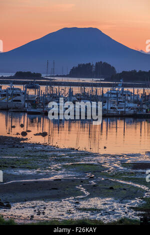 Mt. E Edgecumbe Eliason del porto al tramonto, Sitka, Alaska. Foto Stock