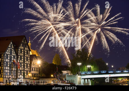 Holiday fuochi d'artificio nella città di Bydgoszcz (Polonia), granai sulla sinistra. Foto Stock