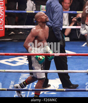 Las Vegas, Nevada, USA. Xii Sep, 2015. Champion Floyd Mayweather jr e challenger Andre Berto si impegnano reciprocamente durante la loro WBA E wbc mondo Welter peso titolo corrisponde il 12 settembre 2015 presso la MGM Grand Arena di Las Vegas, Nevada. Mayweather ha vinto mediante decisione unanime, rendendo il suo record 49-0 e la legatura del record di ex Heavyweight Champion Rocky Marciano. Credito: Marcel Thomas/ZUMA filo/Alamy Live News Foto Stock