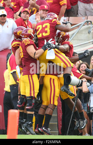 Los Angeles, CA, cioè Stati Uniti d'America. Xii Sep, 2015. 12 settembre 2015: USC giocatori festeggiare un touchdown nel gioco tra l'Idaho Vandali e l'USC Trojans, il Colosseo a Los Angeles, CA. Fotografo: Pietro Joneleit per filo di Zuma Servizio © Peter Joneleit/ZUMA filo/Alamy Live News Foto Stock