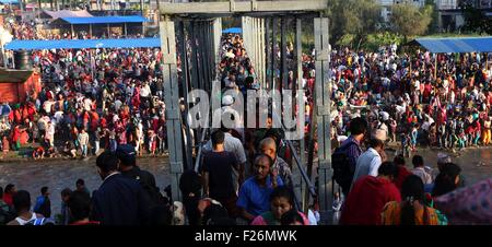 Kathmandu, Nepal. Xiii Sep, 2015. Devoti indù si riuniscono per eseguire rituali religiosi per celebrare Kuse Aunsi, o la Festa del Papà, sulla banca del fiume Bagmati a Gokarna tempio di Kathmandu, Nepal, Sett. 13, 2015. Kuse Aunsi è un festival indù in cui padri, vivente o passato, sono onorati. © Sunil Sharma/Xinhua/Alamy Live News Foto Stock