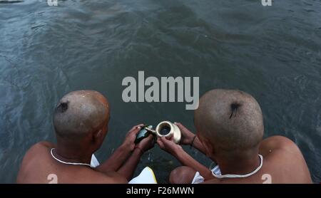 Kathmandu, Nepal. Xiii Sep, 2015. Devoti indù eseguire rituali religiosi per celebrare Kuse Aunsi, o la Festa del Papà, sulla banca del fiume Bagmati a Gokarna tempio di Kathmandu, Nepal, Sett. 13, 2015. Kuse Aunsi è un festival indù in cui padri, vivente o passato, sono onorati. © Sunil Sharma/Xinhua/Alamy Live News Foto Stock