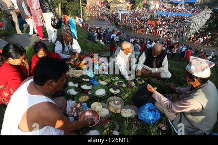 Kathmandu, Nepal. Xiii Sep, 2015. Devoti indù eseguire rituali religiosi per celebrare Kuse Aunsi, o la Festa del Papà, sulla banca del fiume Bagmati a Gokarna tempio di Kathmandu, Nepal, Sett. 13, 2015. Kuse Aunsi è un festival indù in cui padri, vivente o passato, sono onorati. © Sunil Sharma/Xinhua/Alamy Live News Foto Stock