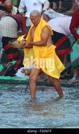 Kathmandu, Nepal. Xiii Sep, 2015. Un indù devoto esegue i rituali religiosi per celebrare Kuse Aunsi, o la Festa del Papà, sulla banca del fiume Bagmati a Gokarna tempio di Kathmandu, Nepal, Sett. 13, 2015. Kuse Aunsi è un festival indù in cui padri, vivente o passato, sono onorati. © Sunil Sharma/Xinhua/Alamy Live News Foto Stock