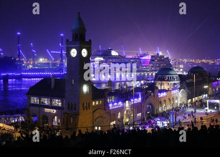 Amburgo, Germania. Xii Sep, 2015. Fuochi d'artificio esplodere in un colorato di luce sopra la nave da crociera "Aida bella' durante la fase di apertura dei giorni di crociera eventi presso il porto di Amburgo, Germania, 12 settembre 2015. La manifestazione prosegue fino al 13 settembre 2015. Foto: Bodo segna/dpa/Alamy Live News Foto Stock