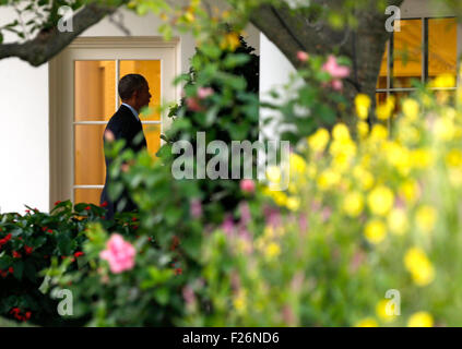 Washington, DC. 9 Sep, 2015. Il Presidente degli Stati Uniti Barack Obama ritorna alla Casa Bianca dopo un viaggio a Warren, Michigan per visitare il Michigan Tecnico Centro di educazione e di erogare il commento per migliorare College le opportunità di istruzione, il 9 settembre 2015 a Washington, DC. Credito: Aude Guerrucci/Piscina via CNP - nessun filo SERVICE - © dpa/Alamy Live News Foto Stock