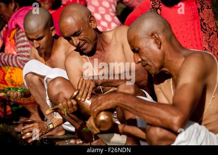 Kathmandu, Nepal. Xiii Sep, 2015. Devoti indù eseguire rituali religiosi per celebrare Kuse Aunsi, o la Festa del Papà, sulla banca del fiume Bagmati a Gokarna tempio di Kathmandu, Nepal, Sett. 13, 2015. Kuse Aunsi è un festival indù in cui padri, vivente o passato, sono onorati. © Pratap Thapa/Xinhua/Alamy Live News Foto Stock