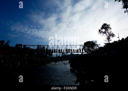 Kathmandu, Nepal. Xiii Sep, 2015. Devoti indù sono sul loro modo di eseguire rituali religiosi per celebrare Kuse Aunsi, o la Festa del Papà, sulla banca del fiume Bagmati a Gokarna tempio di Kathmandu, Nepal, Sett. 13, 2015. Kuse Aunsi è un festival indù in cui padri, vivente o passato, sono onorati. © Pratap Thapa/Xinhua/Alamy Live News Foto Stock