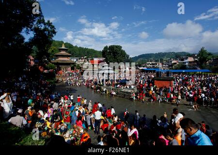 Kathmandu, Nepal. Xiii Sep, 2015. Devoti indù si riuniscono per eseguire rituali religiosi per celebrare Kuse Aunsi, o la Festa del Papà, sulla banca del fiume Bagmati a Gokarna tempio di Kathmandu, Nepal, Sett. 13, 2015. Kuse Aunsi è un festival indù in cui padri, vivente o passato, sono onorati. © Pratap Thapa/Xinhua/Alamy Live News Foto Stock