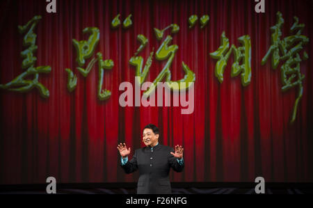 Los Angeles, Stati Uniti d'America. Xii Sep, 2015. Il cinese famoso comico attore di dialogo Jiang Qun esegue a Haugh Performing Arts Center di Los Angeles, negli Stati Uniti il 7 settembre 12, 2015. © Yang Lei/Xinhua/Alamy Live News Foto Stock