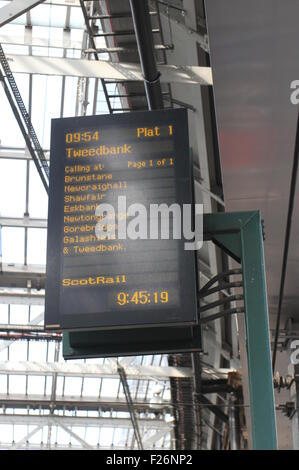 Scheda di partenza alla stazione di Edinburgh Waverley frontiere Scozia ferroviarie Settembre 2015 Foto Stock