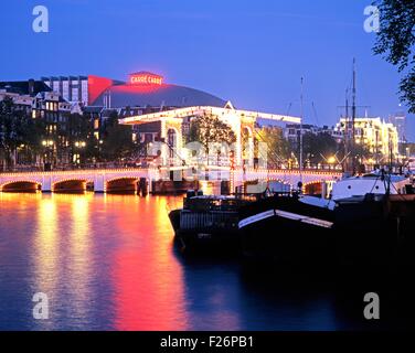 Magere Brug (Skinny) ponte sul fiume Amstel al crepuscolo, Amsterdam, Olanda, Paesi Bassi, l'Europa. Foto Stock