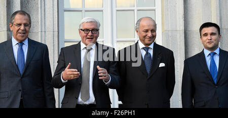 Ministro degli affari esteri russo Sergei Lavrov (L-R), il Ministro degli esteri tedesco Frank-Walter Steinmeier, il ministro degli Esteri francese Laurent Fabius, ministro ucraino degli Affari Esteri Pavlo Klimkin posano per una foto davanti alla loro riunione presso il ministero degli affari esteri della Villa Borsig al lago di Tegel a Berlino il 12 settembre 2012. Foto: Tobias schwarz/dpa Foto Stock