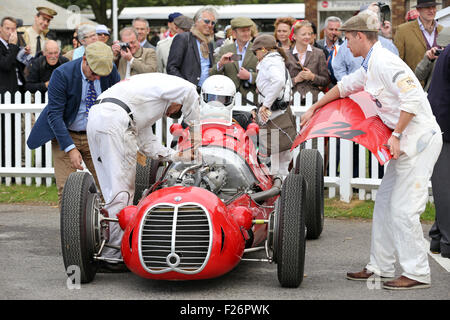 Goodwood, Sussex, Regno Unito. Xii Sep, 2015. Azione dal Goodwood, Chichester, West Sussex. Il Goodwood è una tre-giorni motoristica festival che si tiene ogni settembre a Goodwood Motor circuito per le corse su strada di auto e moto che avrebbe gareggiato durante il circuito originale del periodo 1948-1966. Credito: Oliver Dixon/Alamy Live News Foto Stock