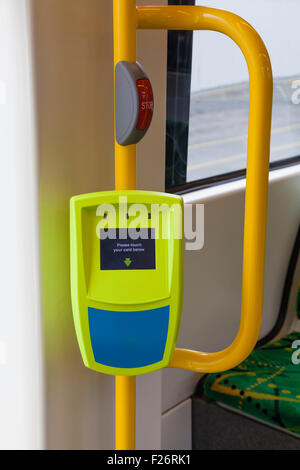 Lettore di biglietti a bordo di un tram Foto Stock