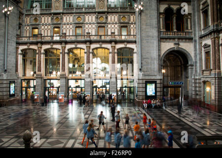 All'interno della stazione centrale di Anversa Foto Stock