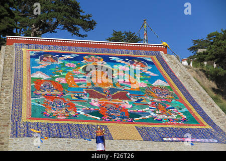 Baotou, cinese della Mongolia Interna Regione Autonoma. Xiii Sep, 2015. Una gigantesca Tangka (tibetano la pittura religiosa) viene visualizzato al monastero Wudangzhao Baotou, nel nord della Cina della Mongolia Interna Regione Autonoma, Sett. 13, 2015. Wudangzhao monastero, il più grande del buddismo tibetano tempio in Mongolia Interna Regione, ha una tradizione di visualizzare la sua gigantesca Tangka il primo giorno del mese di agosto nel calendario lunare. La gigantesca Tangka è alta 20 m e 16,8 metri di larghezza. © Shao Kun/Xinhua/Alamy Live News Foto Stock