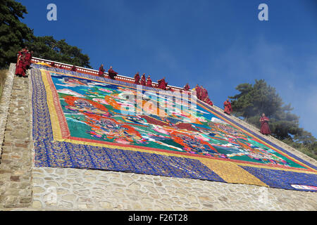 Baotou, cinese della Mongolia Interna Regione Autonoma. Xiii Sep, 2015. Una gigantesca Tangka (tibetano la pittura religiosa) viene visualizzato al monastero Wudangzhao Baotou, nel nord della Cina della Mongolia Interna Regione Autonoma, Sett. 13, 2015. Wudangzhao monastero, il più grande del buddismo tibetano tempio in Mongolia Interna Regione, ha una tradizione di visualizzare la sua gigantesca Tangka il primo giorno del mese di agosto nel calendario lunare. La gigantesca Tangka è alta 20 m e 16,8 metri di larghezza. © Shao Kun/Xinhua/Alamy Live News Foto Stock