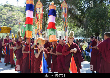 Baotou, cinese della Mongolia Interna Regione Autonoma. Xiii Sep, 2015. I monaci chant sutra durante un evento per visualizzare una gigantesca Tangka (tibetano la pittura religiosa) al monastero Wudangzhao Baotou, nel nord della Cina della Mongolia Interna Regione Autonoma, Sett. 13, 2015. Wudangzhao monastero, il più grande del buddismo tibetano tempio in Mongolia Interna Regione, ha una tradizione di visualizzare la sua gigantesca Tangka il primo giorno del mese di agosto nel calendario lunare. La gigantesca Tangka è alta 20 m e 16,8 metri di larghezza. © Shao Kun/Xinhua/Alamy Live News Foto Stock