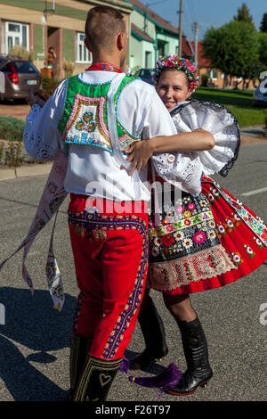 Ballerini folcloristici cechi, Dolni Dunajovice, costume della Repubblica Ceca della Moravia del Sud Foto Stock