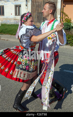 Ballerini folcloristici cechi, Dolni Dunajovice, Moravia meridionale, Repubblica Ceca, ballo europeo Foto Stock