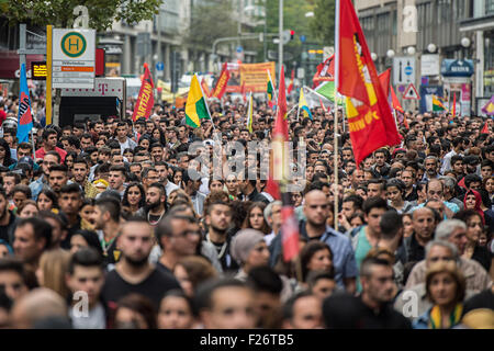 Stuttgart, Germania. Xii Sep, 2015. I partecipanti di una manifestazione contro la politica del governo turco marzo attraverso le strade della città di Stoccarda, Germania, 12 settembre 2015. Alcuni 2.000 curdi e il governo turco critici sono scesi in piazza per protestare contro l'escalation della tensione nel loro paese dopo la Turchia ha effettuato un ondata di scioperi contro il Partito dei Lavoratori del Kurdistan (PKK) bersagli nel nord Iraq. Foto: Wolfram Kastl/dpa/Alamy Live News Foto Stock