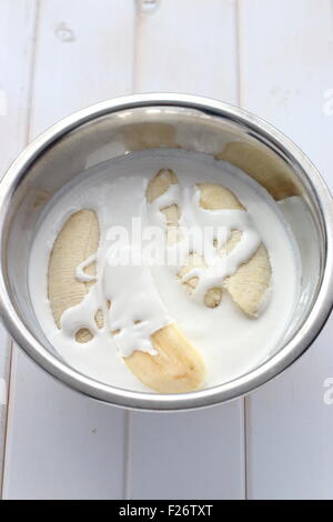 Banane a fettine in farina di riso pastella prima di frittura Foto Stock