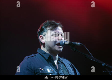 James Dean Bradfield dei Manic Street Preachers si esibisce sul palco principale al Festival musicale di OnBlackheath del 2015 Foto Stock