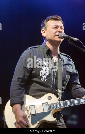 James Dean Bradfield del manic street predicatori esibirsi sul palco principale al di Blackheath Music Festival Foto Stock