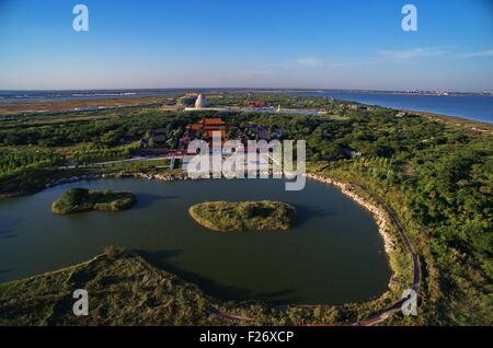 (150913) -- SHIJIAZHUANG, Sett. 13, 2015 (Xinhua) -- Foto scattata il 7 settembre 12, 2015 mostra una vista aerea della Bodhi isola riserva naturale della Baia di Tangshan il turismo internazionale isola in Tangshan, nel nord della Cina di nella provincia di Hebei. La baia di Tangshan il turismo internazionale isola, che consiste della Bodhi isola, la Luna Island e le nuvole di buon auspicio isola, è un isola di nazionale di base di sviluppo e un famoso punto panoramico nel nord della Cina. (Xinhua/Yang Shiyao) (wjq) Foto Stock